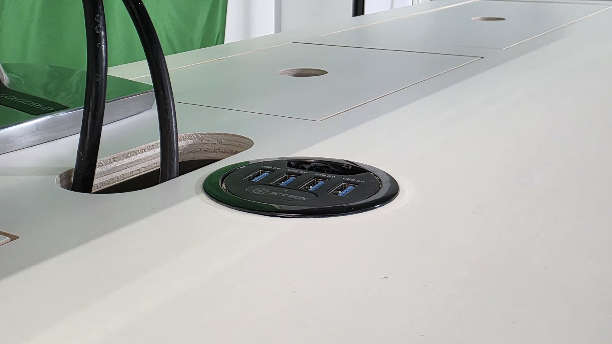 AARON 01 — Kabeldurchführung mit integriertem USB-Hub